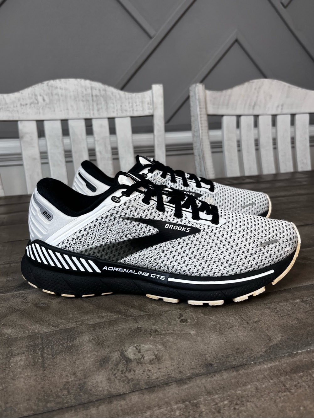 Brooks Adrenaline GTS 22
Women's Running Shoes Gray Black Sz 10 (Medium)